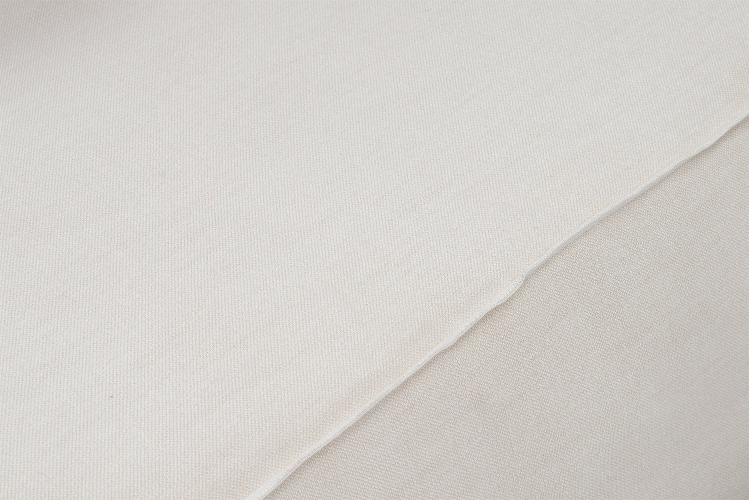Elio Chaise Cover